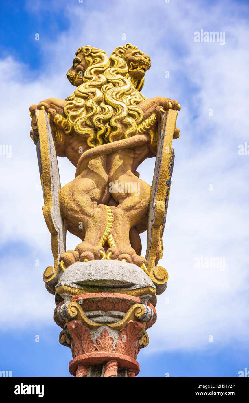 Ulm, Bade-Wurtemberg, Allemagne : sculpture en pierre de deux animaux héraldiques représentés comme des lions. Banque D'Images