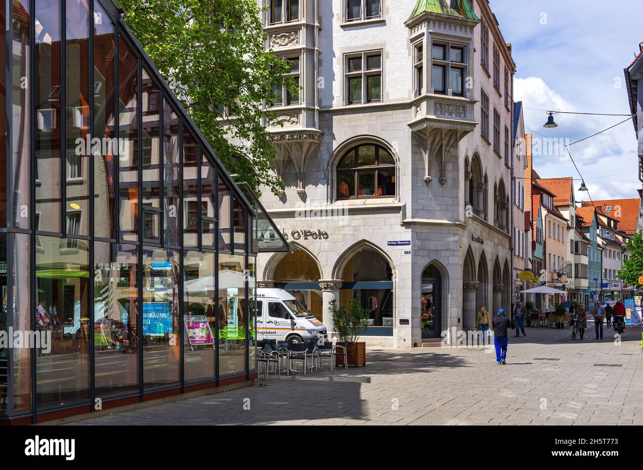 Ulm, Bade-Wurtemberg, Allemagne: Scène de rue et ancien bâtiment de banque de la Württembergische Landesbank (Wurttemberg State Bank). Banque D'Images