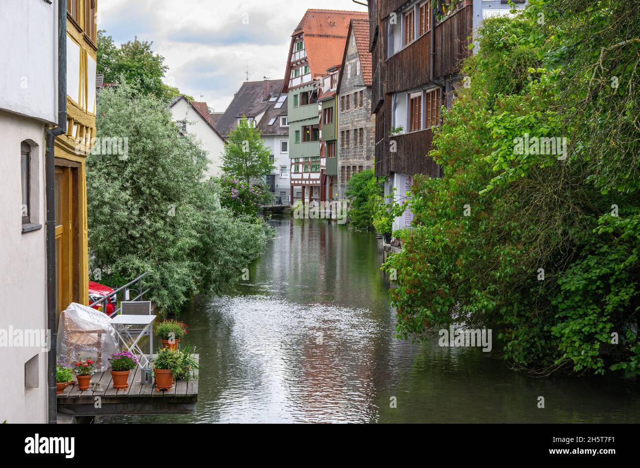 En route dans le quartier des pêcheurs d'Ulm, Bade-Wurtemberg, Allemagne : impressions du pont Weinhofberg traversant la rivière Blau. Banque D'Images