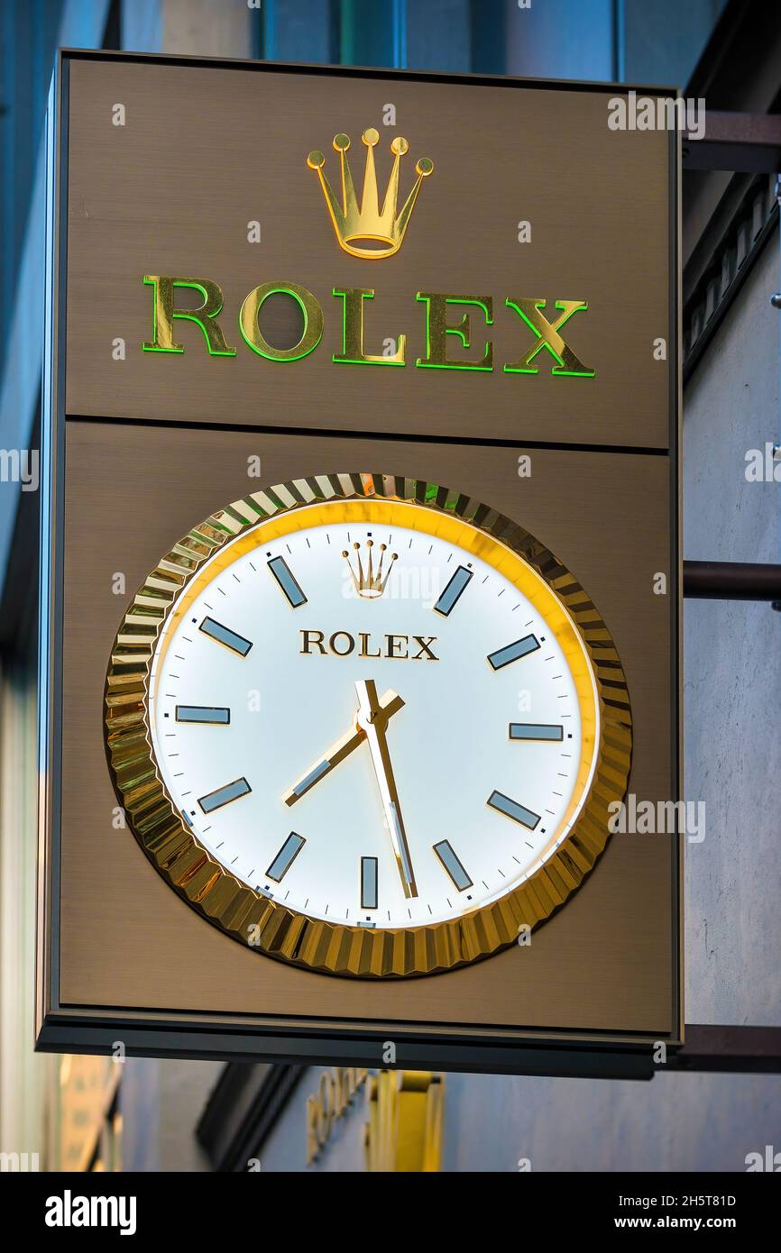 Horloge Rolex et panneau à l'entrée du magasin boutique dans le quartier du centre-ville de Toronto, Canada.nov10, 2021 Banque D'Images