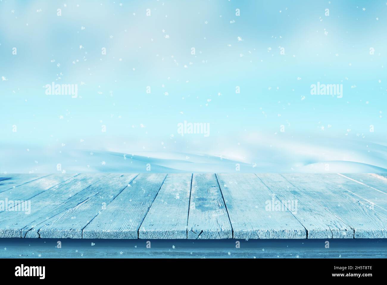 Bureau vide en bois avec de la neige en arrière-plan.Ambiance froide et hivernale pour la promotion des produits Banque D'Images