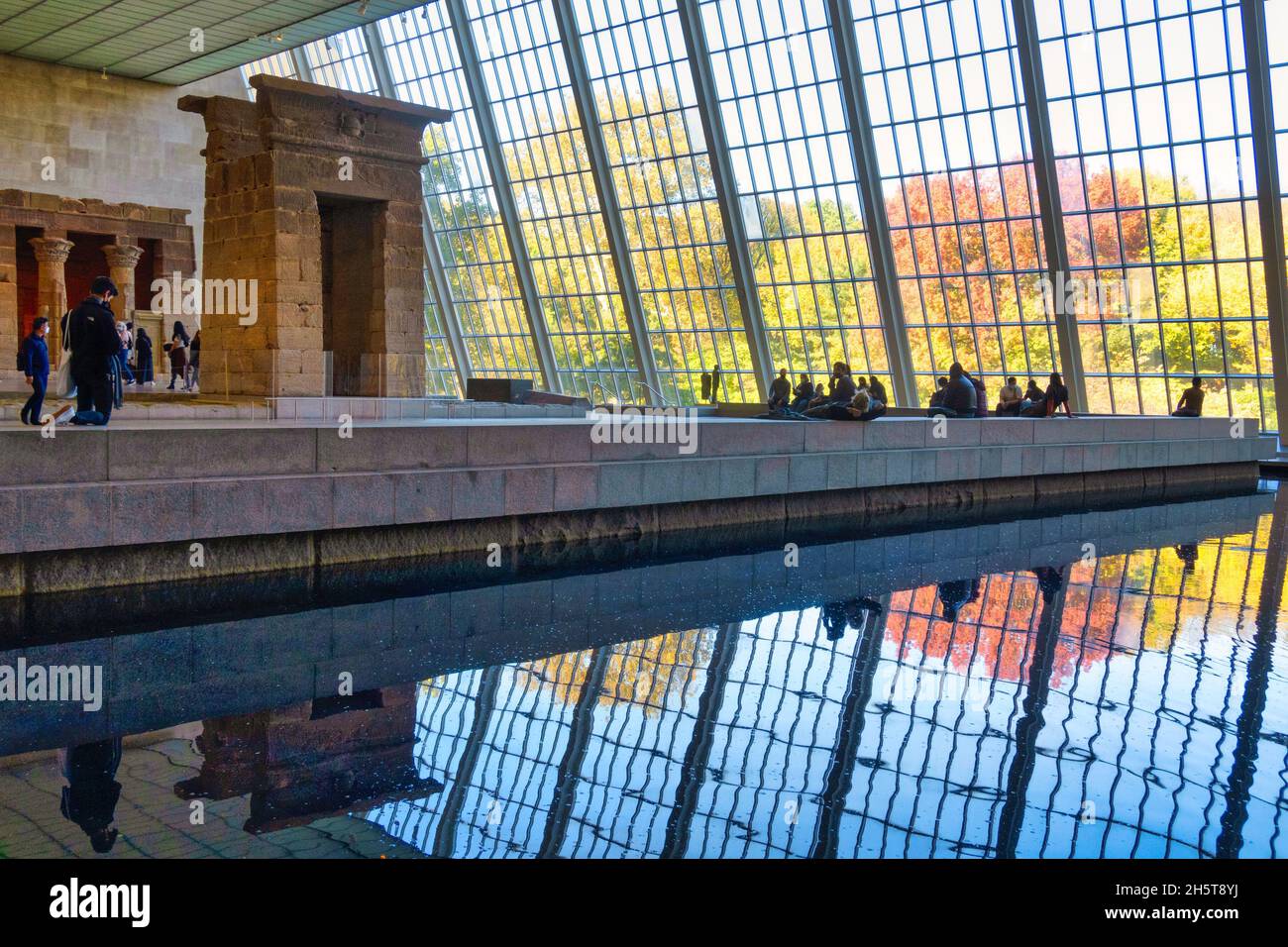 Les fenêtres du Temple de Dendur donnent sur le feuillage d'automne de Central Park, le Metropolitan Museum of Art, New York City, USA 2021 Banque D'Images