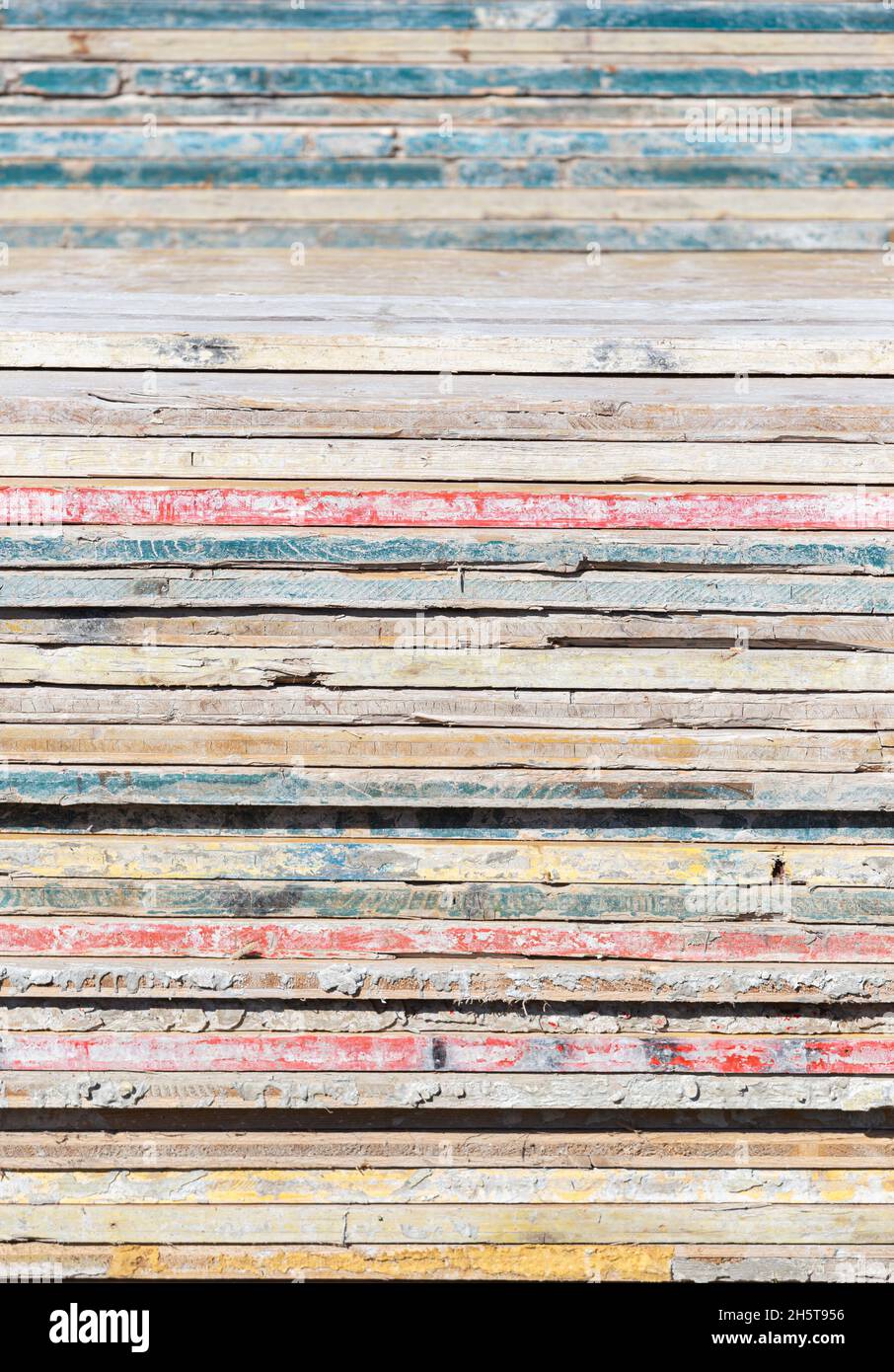 Grunge arrière-plan abstrait en bois.Planches en bois colorées empilées utilisées dans l'industrie de la construction Banque D'Images Grunge arrière-plan abstrait en bois.Planches en bois colorées empilées utilisées dans l'industrie de la construction Banque D'Images