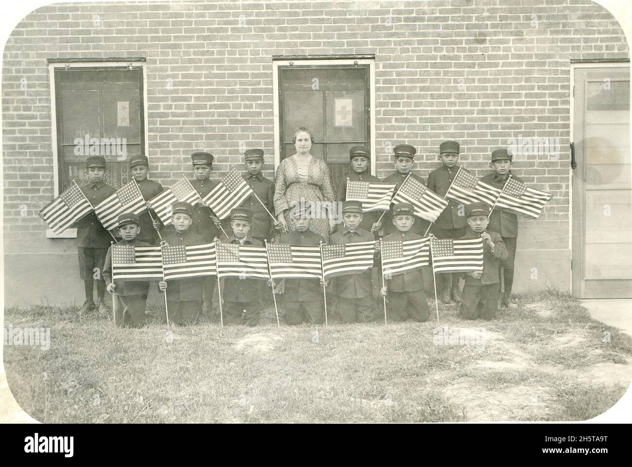 Vue sur les garçons et leur professeur de l'école indienne d'Albuquerque, fin des années 1890 ou début des années 1900.Garçons portant des drapeaux américains. Banque D'Images