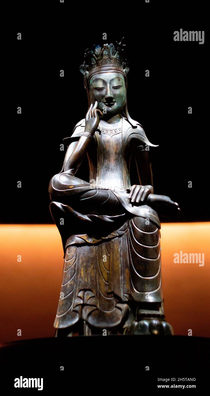 Pensive Bodhisattva, 11 novembre 2021 : Un Pensive Bodhisattva (fin du 6e siècle), Trésor national 78 de la Corée du Sud, est exposé au Musée national de Corée à Séoul, Corée du Sud.Le musée a ouvert un espace d'exposition permanent appelé « salle de contemplation tranquille » pour deux statues bouddhistes en bronze doré de Bodhisattva (Bangasayusang), qui sont des trésors nationaux.Credit: Lee Jae-won/AFLO/Alay Live News Banque D'Images