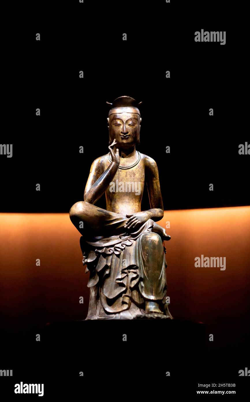 Pensive Bodhisattva, 11 novembre 2021 : Un Pensive Bodhisattva (début du VIIe siècle), Trésor national 83 de la Corée du Sud, est exposé au Musée national de Corée à Séoul, en Corée du Sud.Le musée a ouvert un espace d'exposition permanent appelé « salle de contemplation tranquille » pour deux statues bouddhistes en bronze doré de Bodhisattva (Bangasayusang), qui sont des trésors nationaux.Credit: Lee Jae-won/AFLO/Alay Live News Banque D'Images