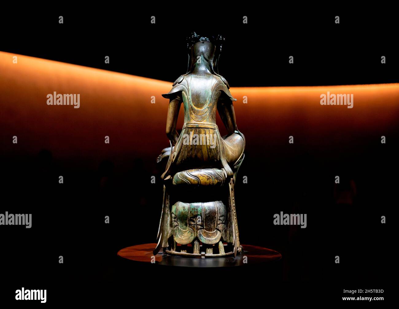 Pensive Bodhisattva, 11 novembre 2021 : Un Pensive Bodhisattva (fin du 6e siècle), Trésor national 78 de la Corée du Sud, est exposé au Musée national de Corée à Séoul, Corée du Sud.Le musée a ouvert un espace d'exposition permanent appelé « salle de contemplation tranquille » pour deux statues bouddhistes en bronze doré de Bodhisattva (Bangasayusang), qui sont des trésors nationaux.Credit: Lee Jae-won/AFLO/Alay Live News Banque D'Images