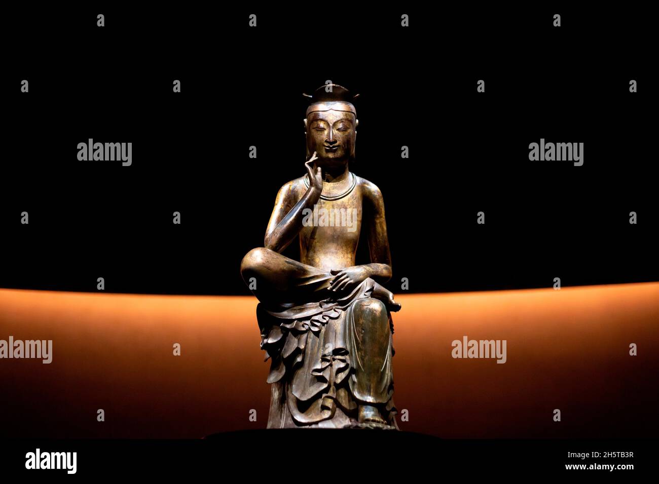 Pensive Bodhisattva, 11 novembre 2021 : Un Pensive Bodhisattva (début du VIIe siècle), Trésor national 83 de la Corée du Sud, est exposé au Musée national de Corée à Séoul, en Corée du Sud.Le musée a ouvert un espace d'exposition permanent appelé « salle de contemplation tranquille » pour deux statues bouddhistes en bronze doré de Bodhisattva (Bangasayusang), qui sont des trésors nationaux.Credit: Lee Jae-won/AFLO/Alay Live News Banque D'Images
