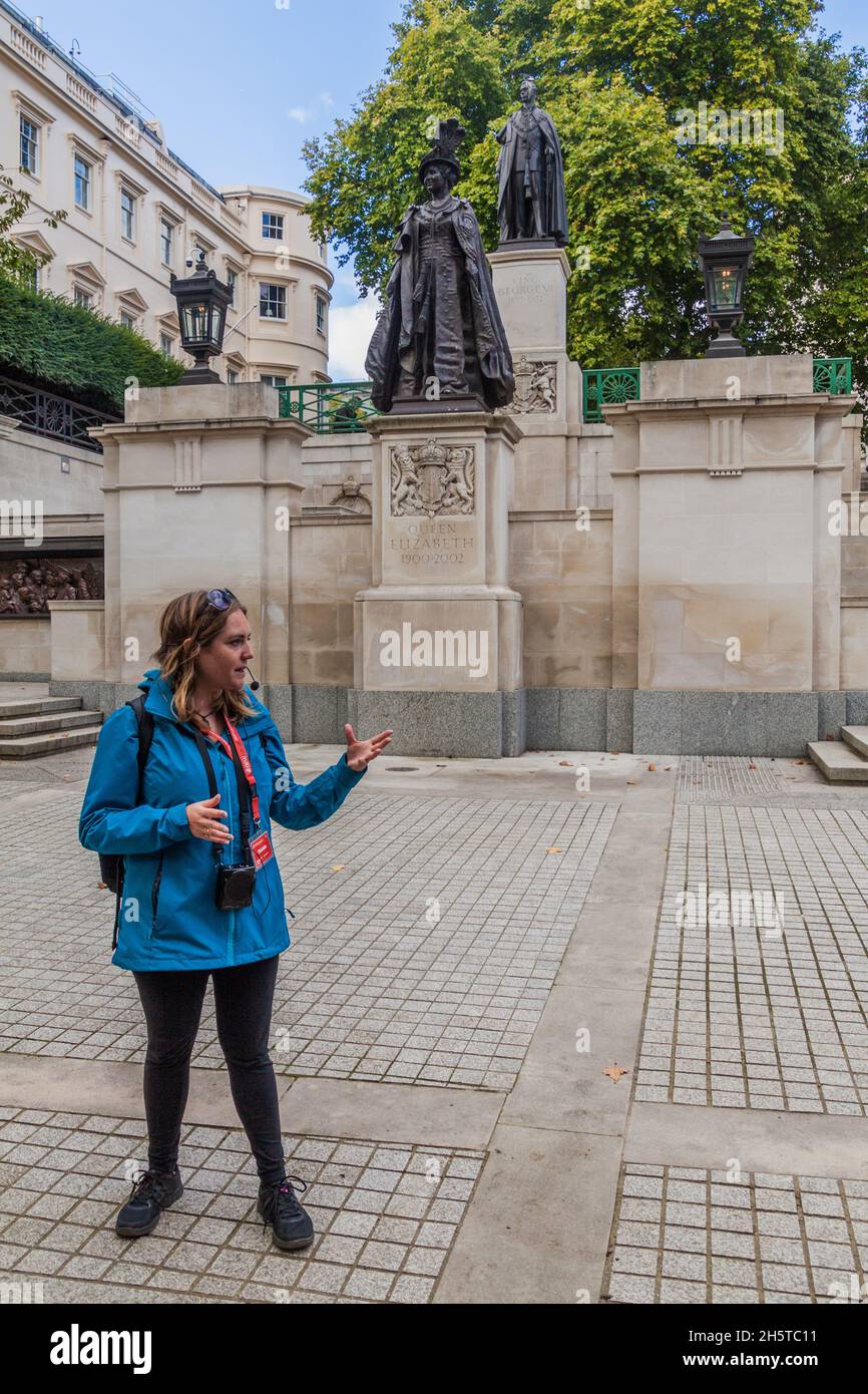 LONDRES, ROYAUME-UNI - 4 OCTOBRE 2017 : guide touristique devant le mémorial Queen Elizabeth du roi George VI à Londres, Royaume-Uni Banque D'Images