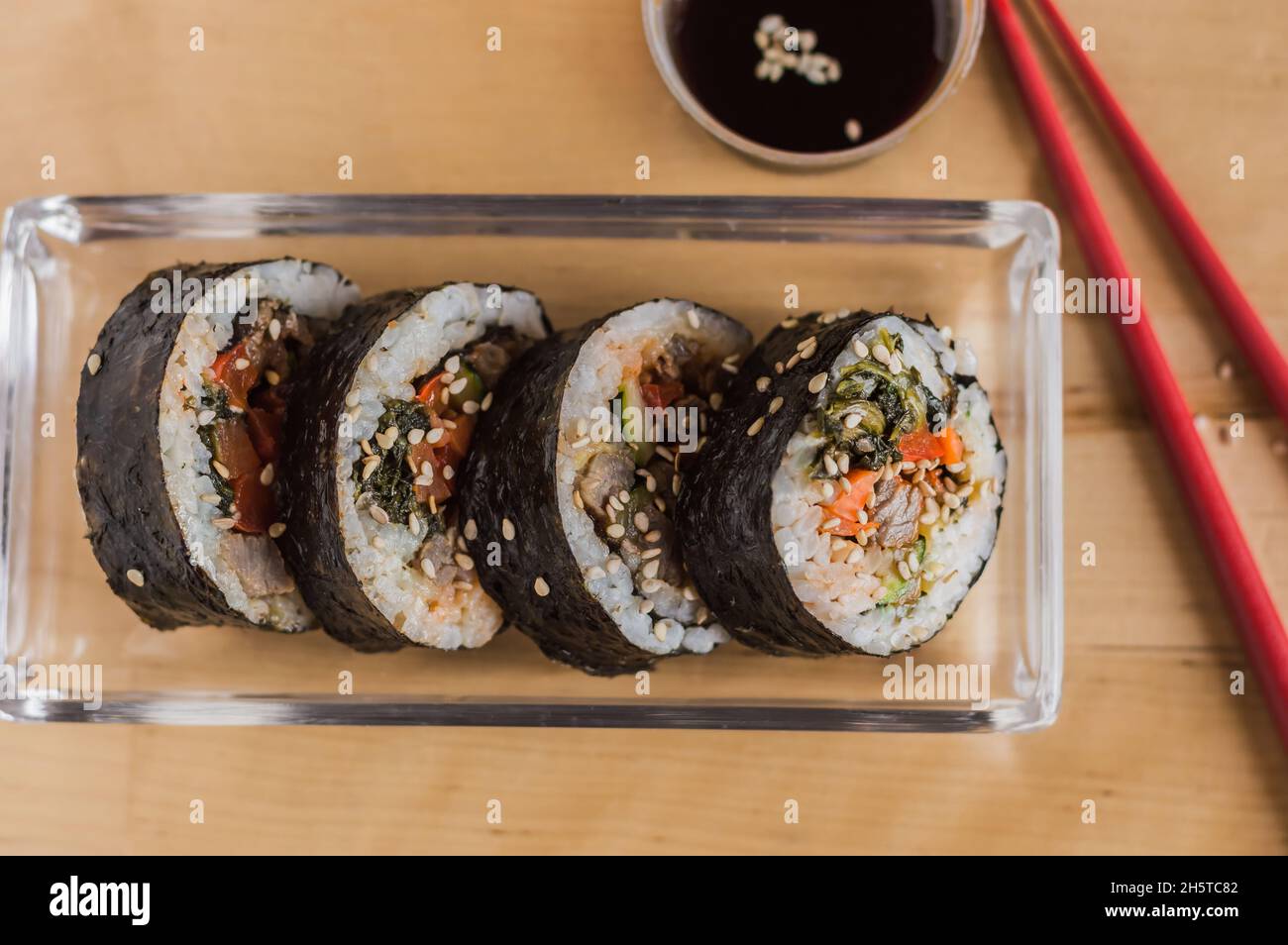 Coupez le kimbap ou le gimpab. Rouleaux traditionnels coréens avec du riz, du bœuf, des légumes et de l'omelette Banque D'Images
