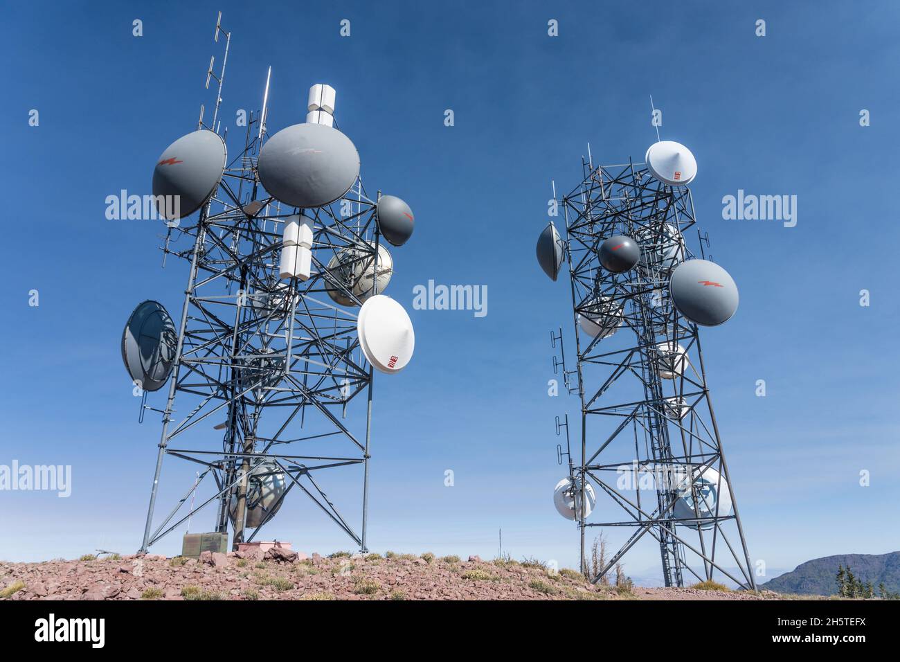 Des tours de télécommunications au sommet de Monroe Peak à 11,227 mètres d'altitude sur le plateau de Sevier, dans le centre de l'Utah. Banque D'Images