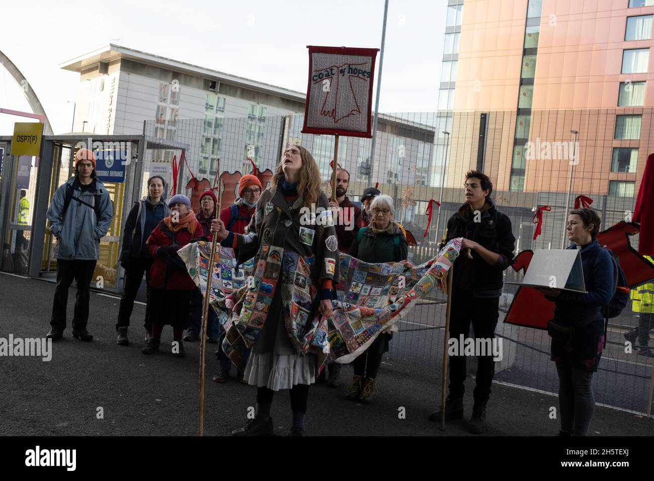 Glasgow, Écosse, Royaume-Uni.Le manteau des espoirs protestation religieuse contre le changement climatique à l'entrée de la conférence des Nations Unies sur le changement climatique COP26, à Glasgow, en Écosse, le 11 novembre 2021.Photo: Jeremy Sutton-Hibbert/ Alamy Live News. Banque D'Images