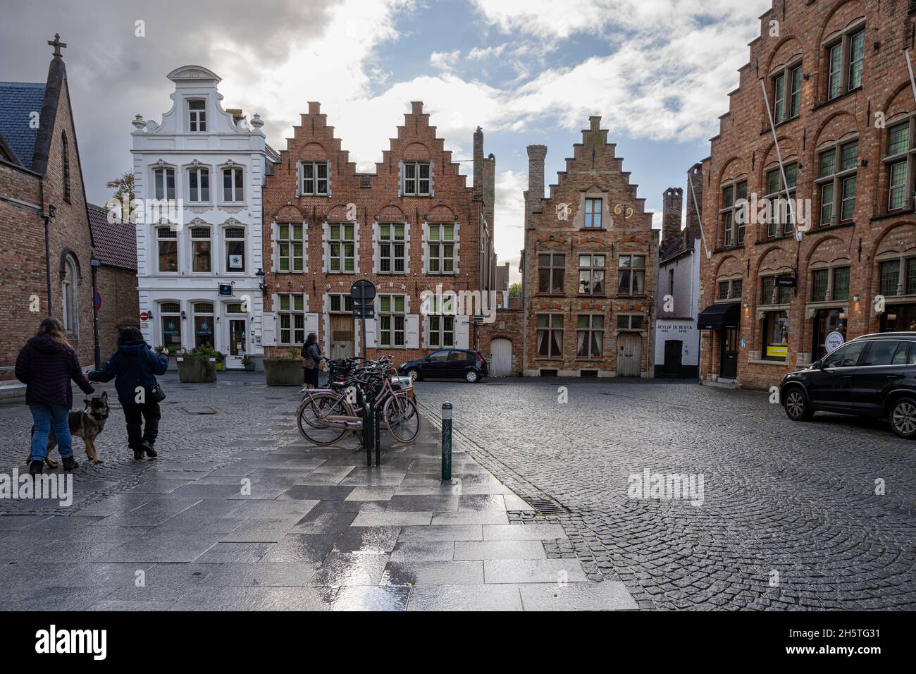 Bruges, Belgique - 5 novembre 2021 : vue sur la rue de la vieille ville de Bruges.Le centre-ville historique est un site classé au patrimoine mondial de l'UNESCO Banque D'Images