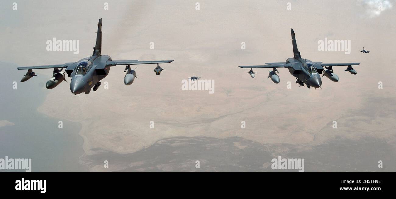 Base aérienne de Balad, Irak.14 mai 2006.Approche d'un avion de chasse GR-4 de la Royal Air Force britannique Tornado pour faire le plein d'un KC-135R/T Stratotanker de la U.S. Air Force lors d'une mission de soutien aérien à l'opération liberté irakienne le 14 mai 2006 au-dessus de l'Irak.Crédit : MSGT.Lance Cheung/US Air Force/Alamy Live News Banque D'Images