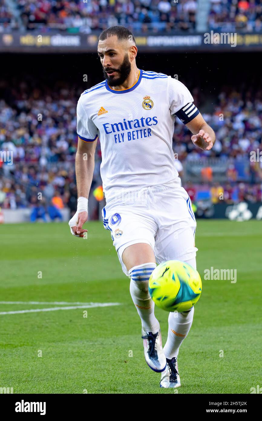BARCELONE - OCT 24: Karim Benzema en action pendant le match de la Liga entre le FC Barcelone et le Real Madrid CF de Futbol au stade Camp Nou sur Octo Banque D'Images