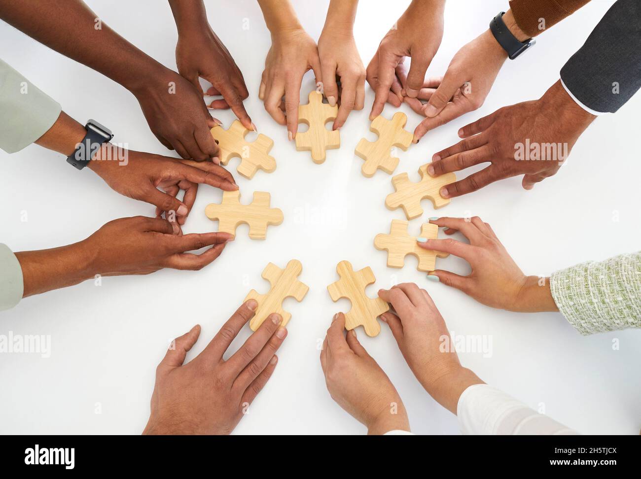 Contexte du concept avec une équipe diversifiée de personnes se joignant à des pièces d'un puzzle Banque D'Images