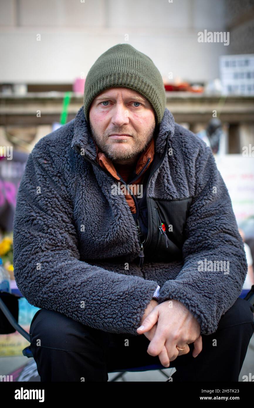 Londres, Royaume-Uni.11 novembre 2021.Richard Ratcliffe à son camp temporaire le jour 19 de sa grève de la faim devant le Foreign Office du Royaume-Uni.Le mari de Nazanin Zaghari-Ratcliffe, un Britannique-iranien détenu en Iran depuis 2016, est assis à l'extérieur du Bureau des affaires étrangères, du Commonwealth et du développement pour dénoncer le gouvernement britannique qui n'a pas réussi à obtenir sa libération.Credit: Sam Mellish / Alamy Live News Banque D'Images