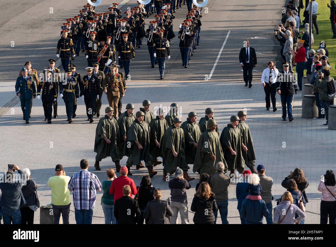 Arlington, États-Unis.11 novembre 2021.Les troupes marchent lors d'une procession avec honneur en l'honneur du centenaire de la tombe du soldat inconnu au cimetière national d'Arlington, à Arlington, en Virginie, aux États-Unis, le jeudi 11 novembre,2021. La tombe du soldat inconnu, qui sert de cœur au cimetière national d'Arlington, a fourni un lieu de repos final à l'un des membres non identifiés du service de la première Guerre mondiale de l'Amérique, et des inconnus des guerres ultérieures ont été ajoutés en 1958 et 1984.(Photo de Sarah Silbiger/Pool/Sipa USA) crédit: SIPA USA/Alay Live News Banque D'Images