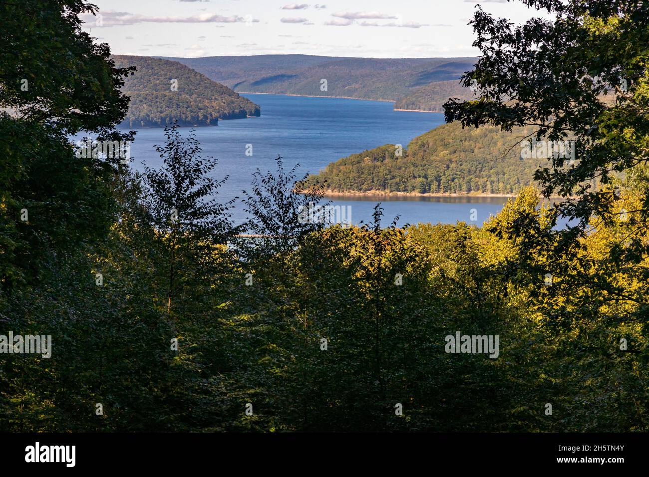 Warren, Pennsylvanie - le réservoir Allegheny, qui s'étend sur 25 miles derrière le barrage de Kinzua.Construit dans les années 1960 par le corps d'ingénieurs de l'armée pour fl Banque D'Images