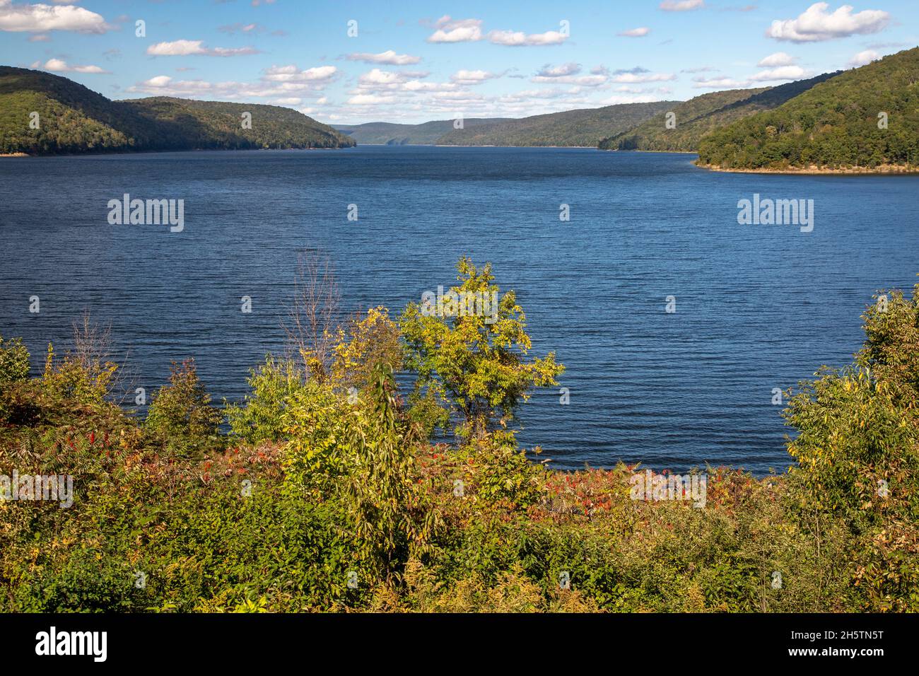 Warren, Pennsylvanie - le réservoir Allegheny, qui s'étend sur 25 miles derrière le barrage de Kinzua.Construit dans les années 1960 par le corps d'ingénieurs de l'armée pour fl Banque D'Images