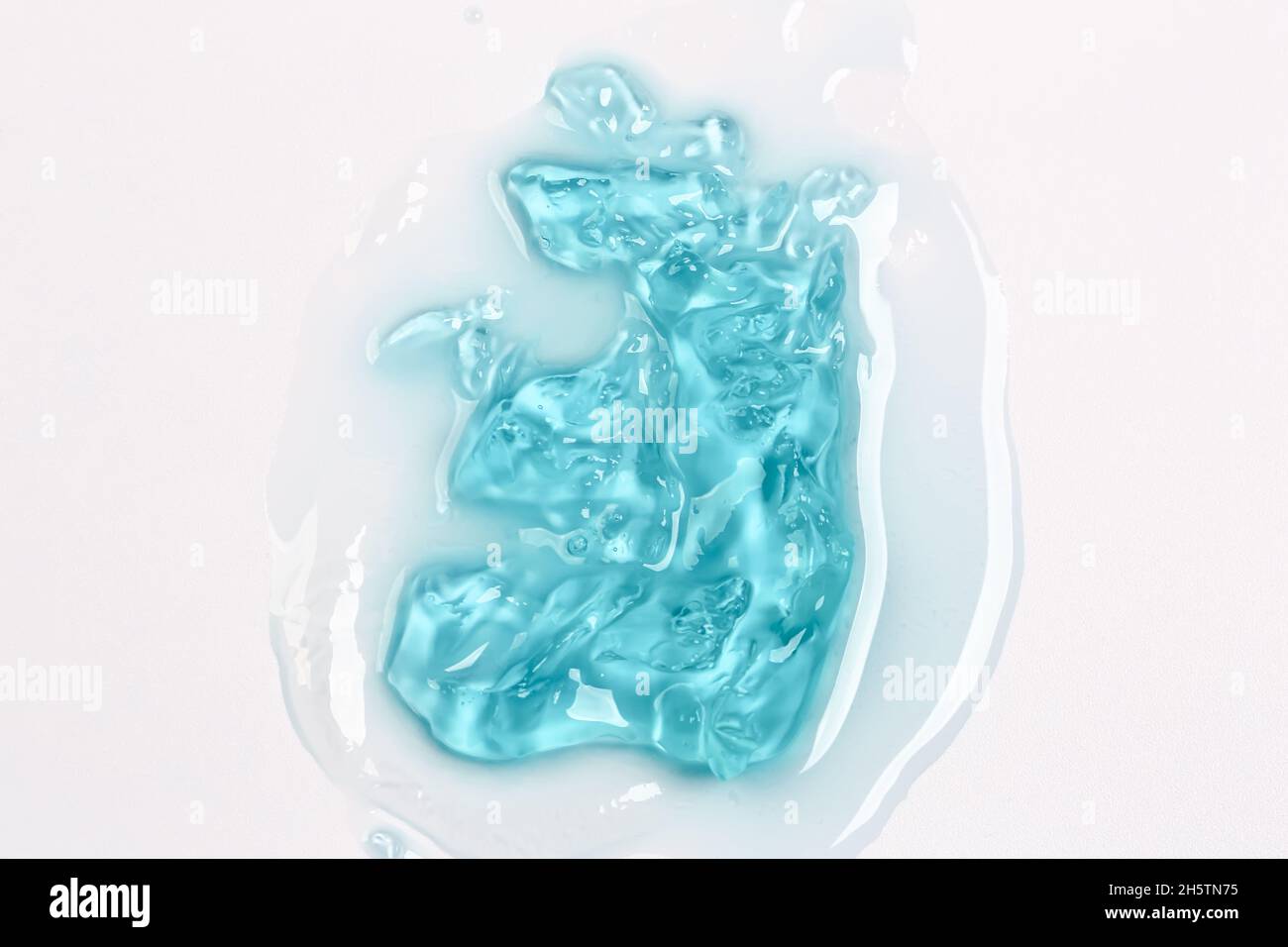 Fond en gel de lotion cosmétique.Concept cosmétique.Gel liquide cosmétique taches texture.Style plat, vue de dessus. Banque D'Images