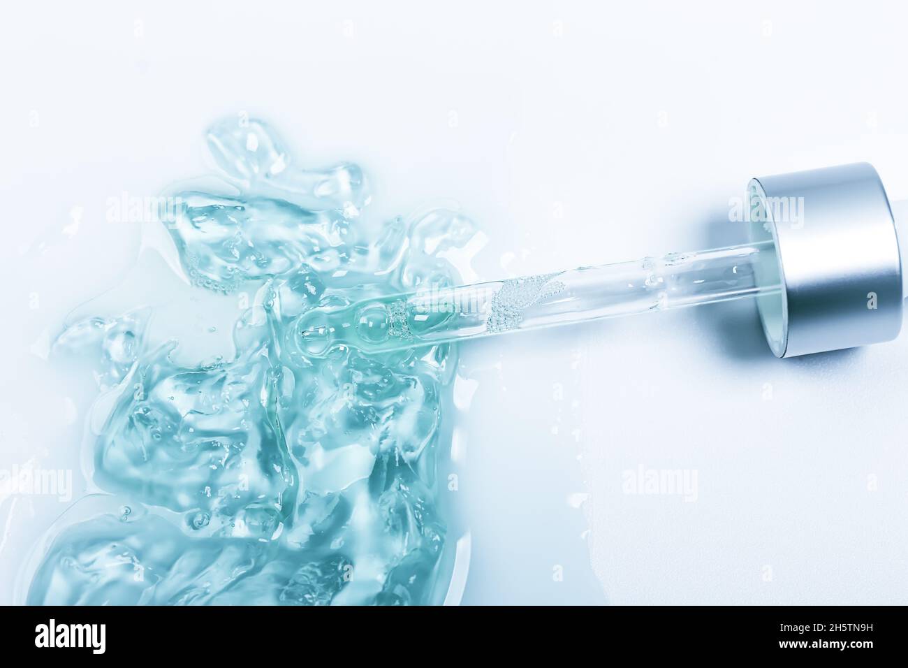 Fond en gel de lotion cosmétique.Concept cosmétique.Gel liquide cosmétique taches texture.Style plat, vue de dessus. Banque D'Images