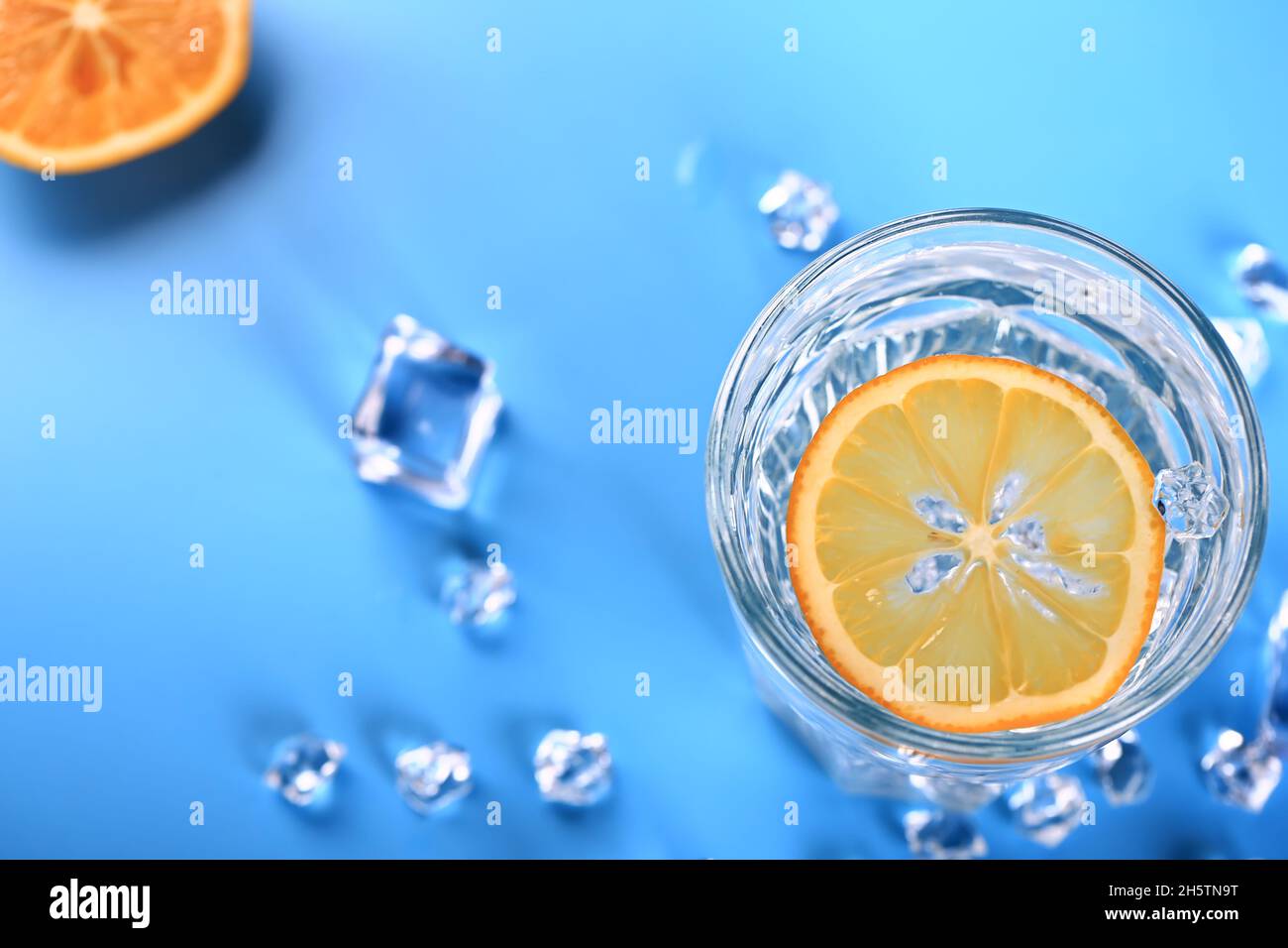 Verre avec eau glacée et citron. Vitamine C. foyer sélectif doux Banque D'Images