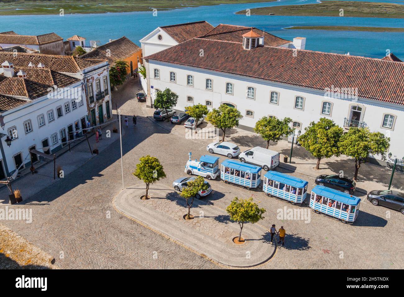 FARO, PORTUGAL - 6 OCTOBRE 2017 : place Largo da se, bâtiment Seminario de Sao Jose de Faro avec des lagons en arrière-plan, Portugal Banque D'Images