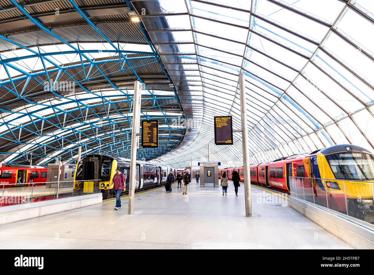 Trains South Western Railway sur plate-forme, en attente de départ à la gare de Waterloo, Londres, Royaume-Uni Banque D'Images
