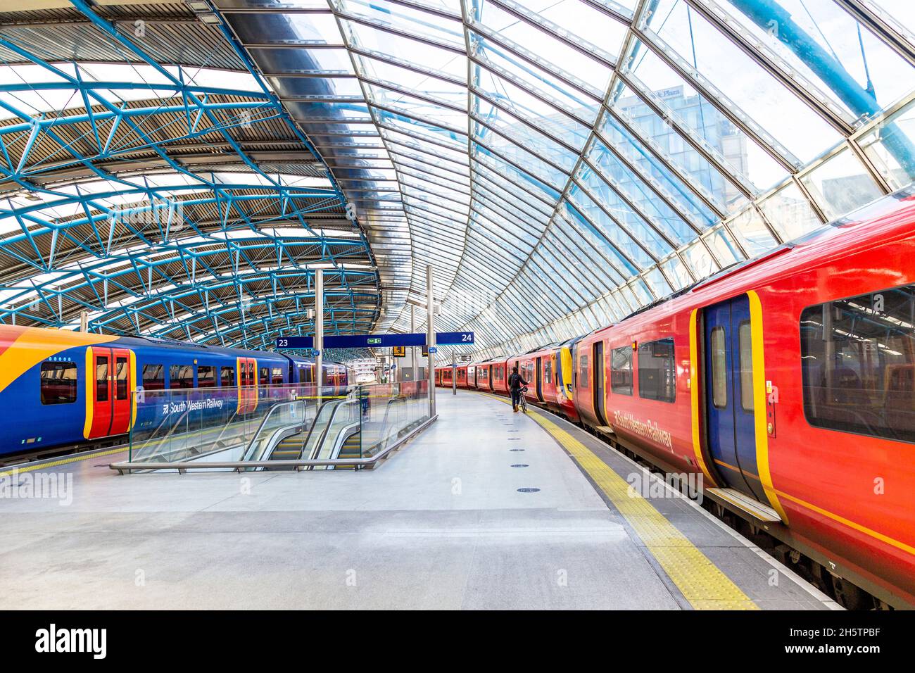 Trains South Western Railway sur plate-forme, en attente de départ à la gare de Waterloo, Londres, Royaume-Uni Banque D'Images