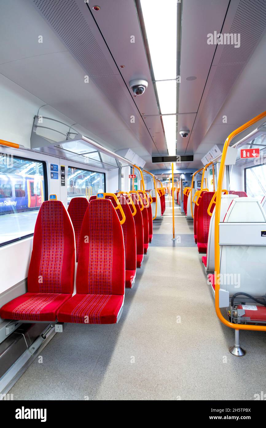 18 avril 2021 - Londres, Royaume-Uni, les trains South Western Railway sont encore vides à la gare de Waterloo pendant les premières étapes du confinement en cas de pandémie du coronavirus Banque D'Images