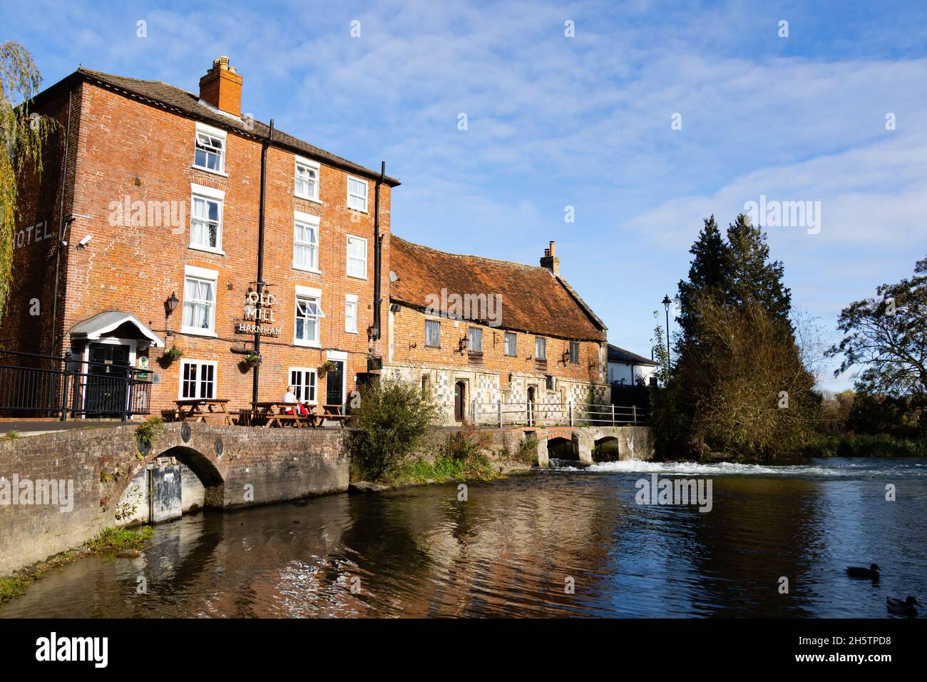 The Old Mill Hotel on the River Avon, Harnham, Salisbury, Wiltshire, Angleterre Banque D'Images