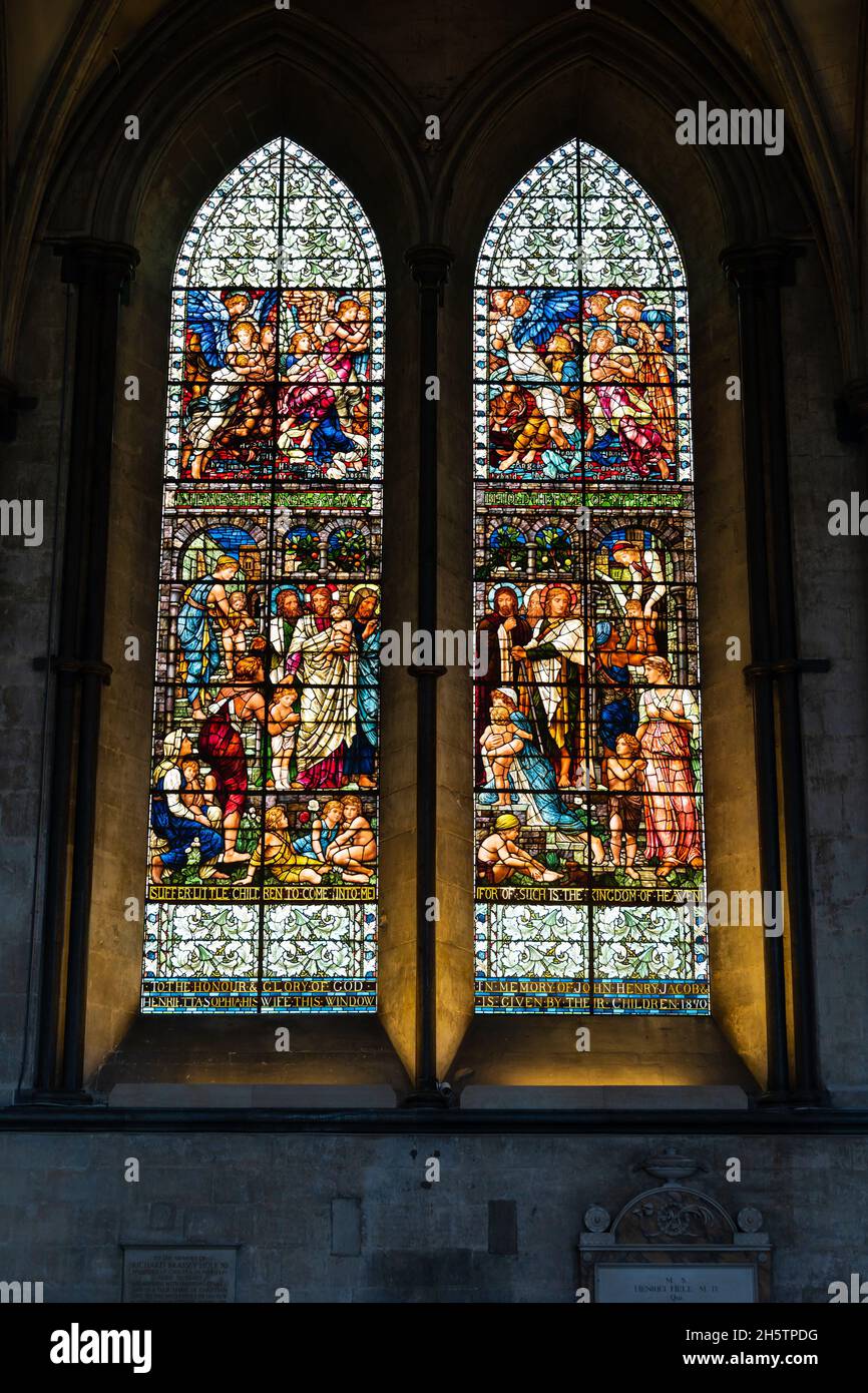 Fenêtre en vitrail.Cathédrale de Salisbury.St Mary's.Salisbury, Wiltshire, Angleterre Banque D'Images
