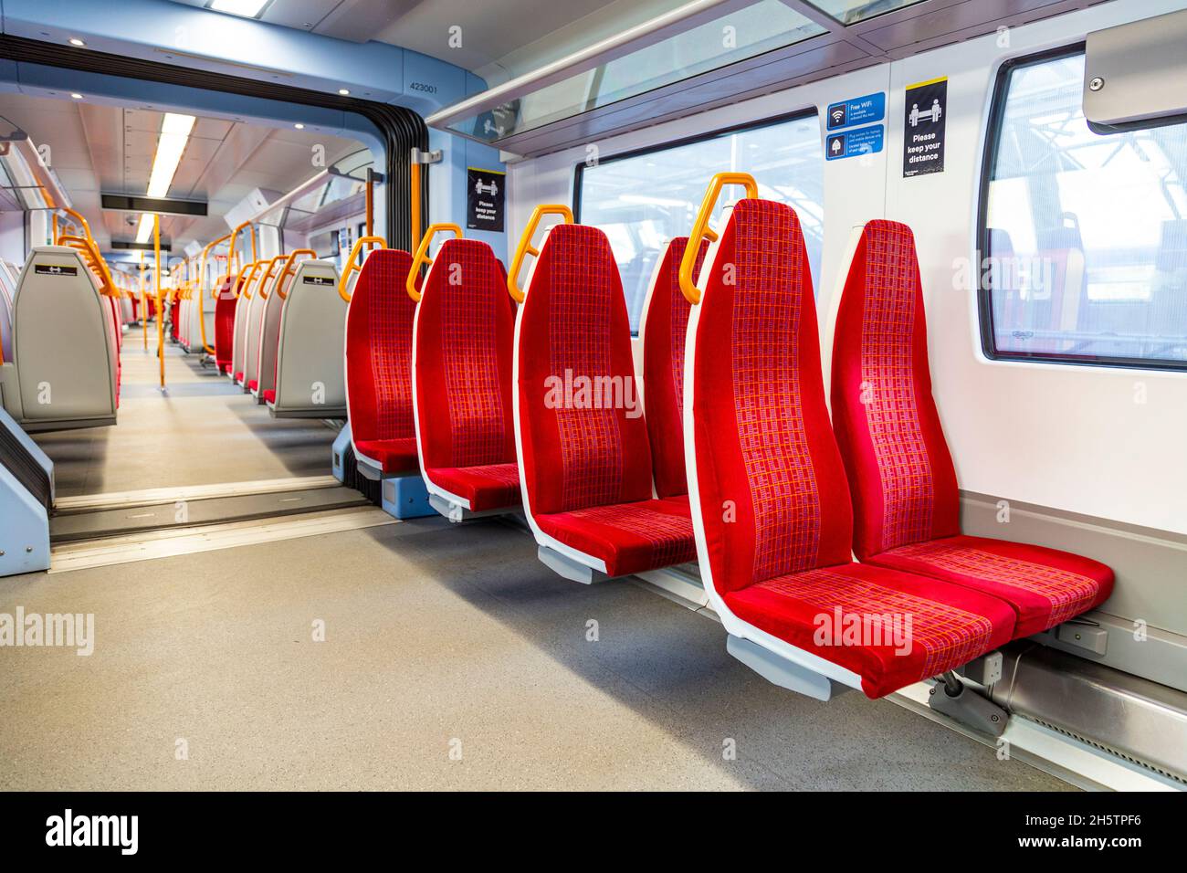 18 avril 2021 - Londres, Royaume-Uni, les trains South Western Railway sont encore vides à la gare de Waterloo pendant les premières étapes du confinement en cas de pandémie du coronavirus Banque D'Images