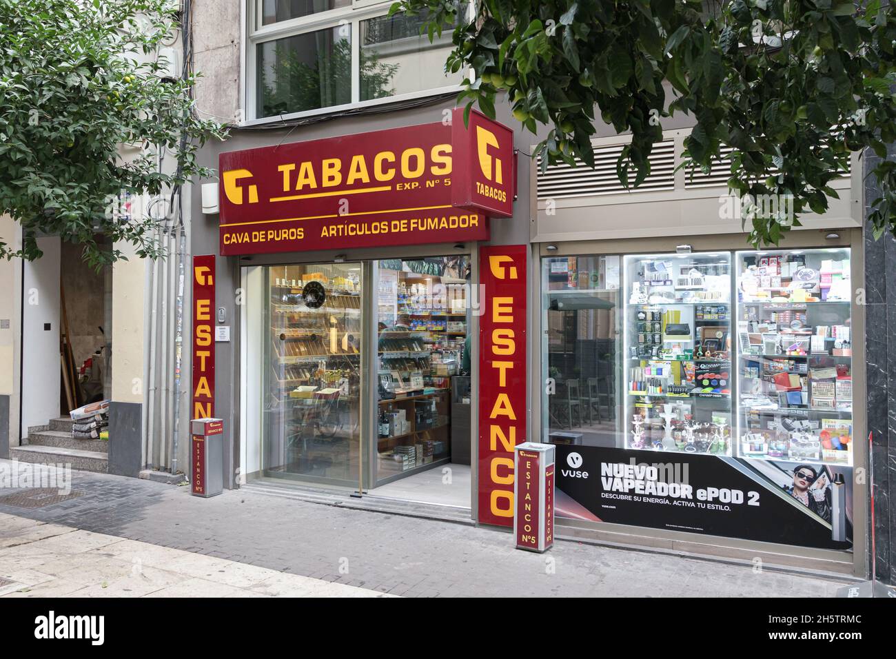 VALENCE, ESPAGNE - 10 NOVEMBRE 2021 : magasin de tabac et de timbres en centre-ville Banque D'Images