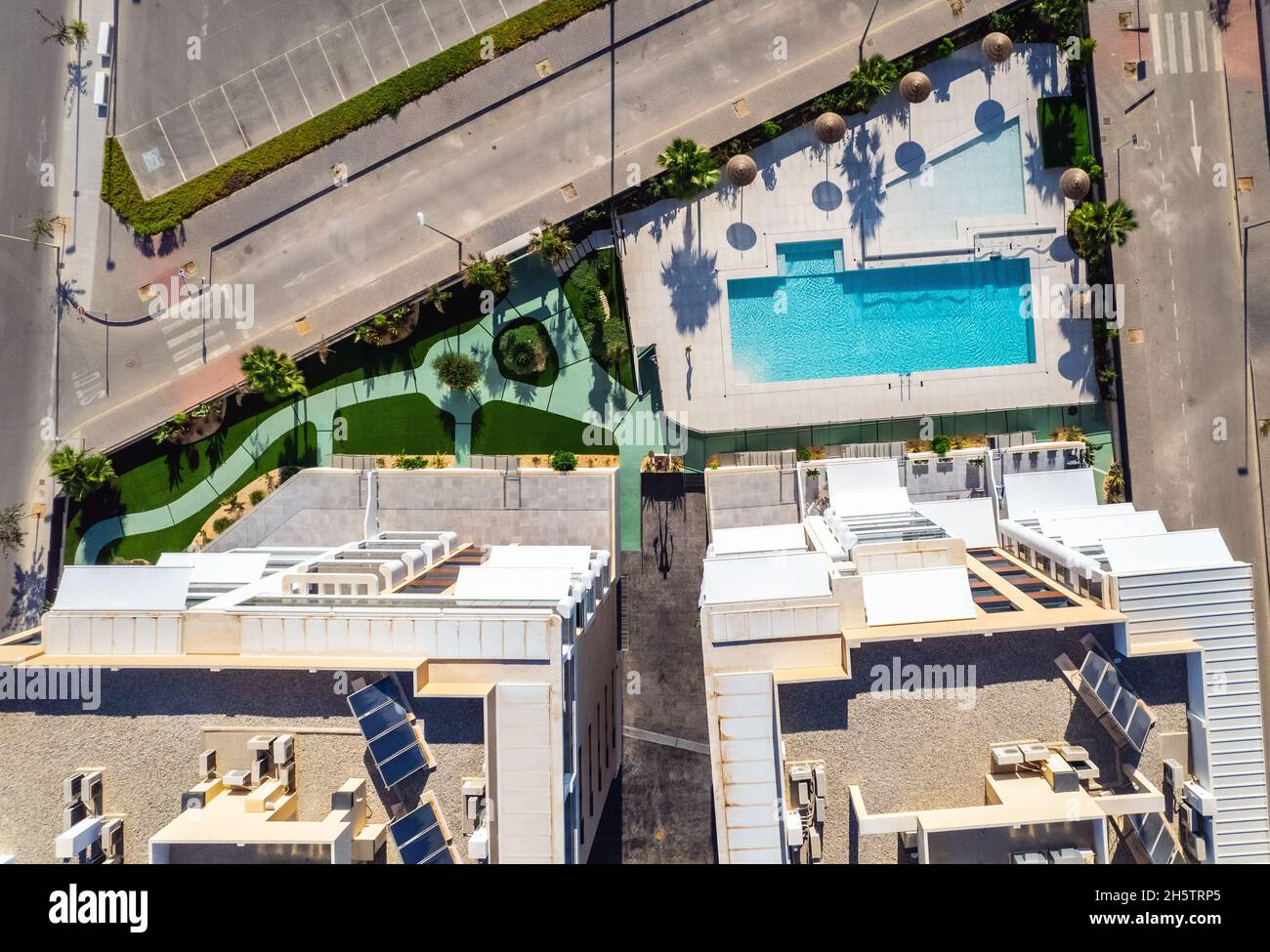 Drone aérien point de vue immeubles résidentiels à hauteur élevée avec piscine, jardins intérieurs bien entretenus avec des arbres tropicaux de Mil Palmeras.Espagne Banque D'Images