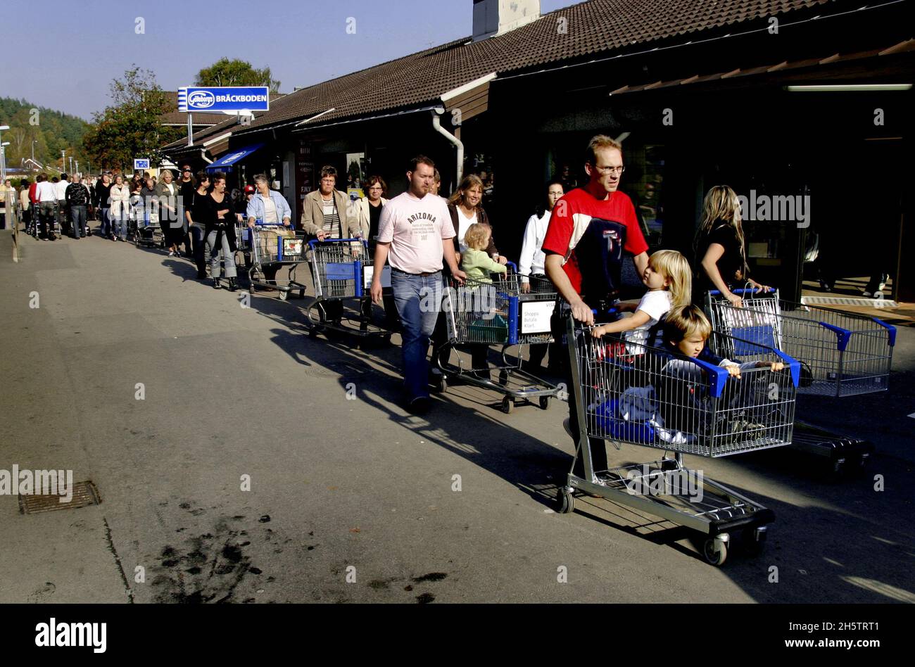 Le grand magasin Gekås à Ullared, en Suède.File d'attente longue à l'extérieur du grand magasin. Banque D'Images