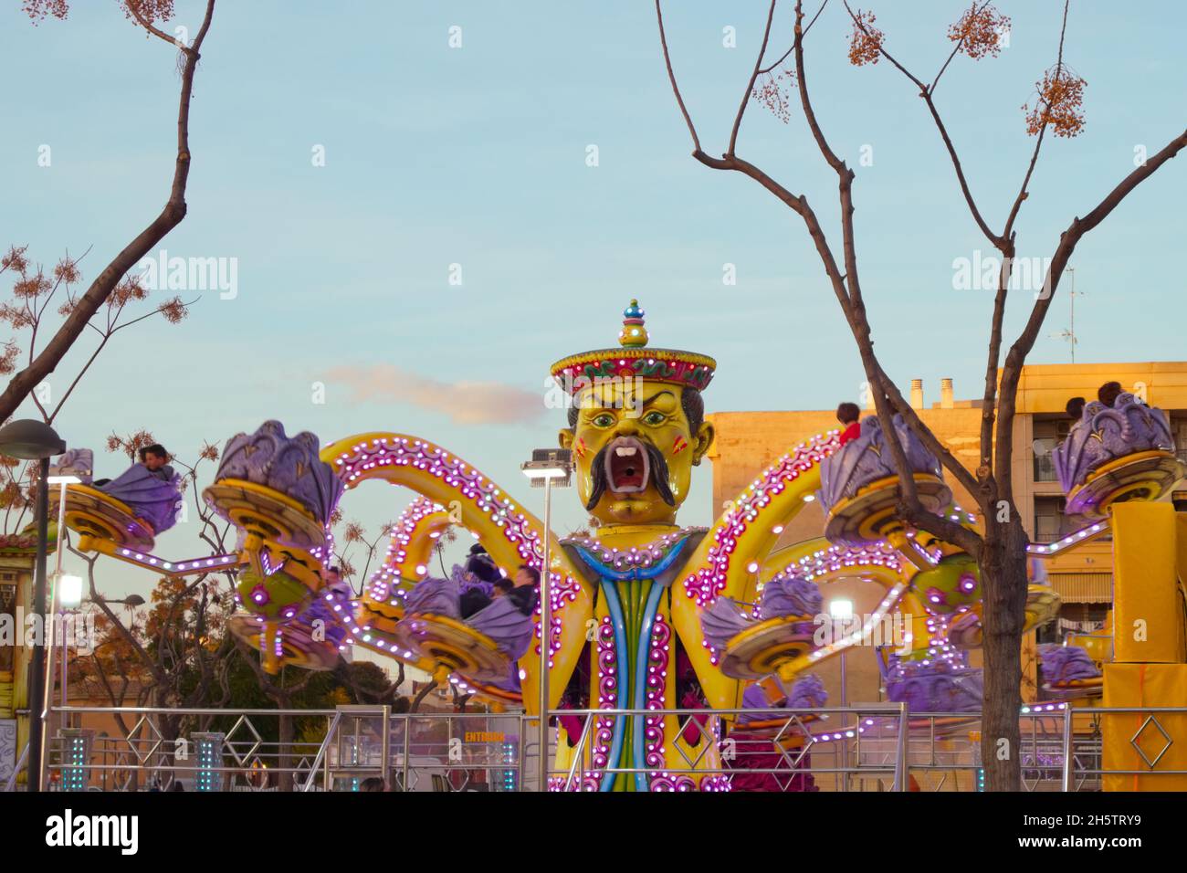 Février 2020.Valence, Espagne.Image d'une attraction de parc d'expositions de type pieuvre qui est en opération pour que les gens puissent s'amuser dans les festivals de la ville Banque D'Images