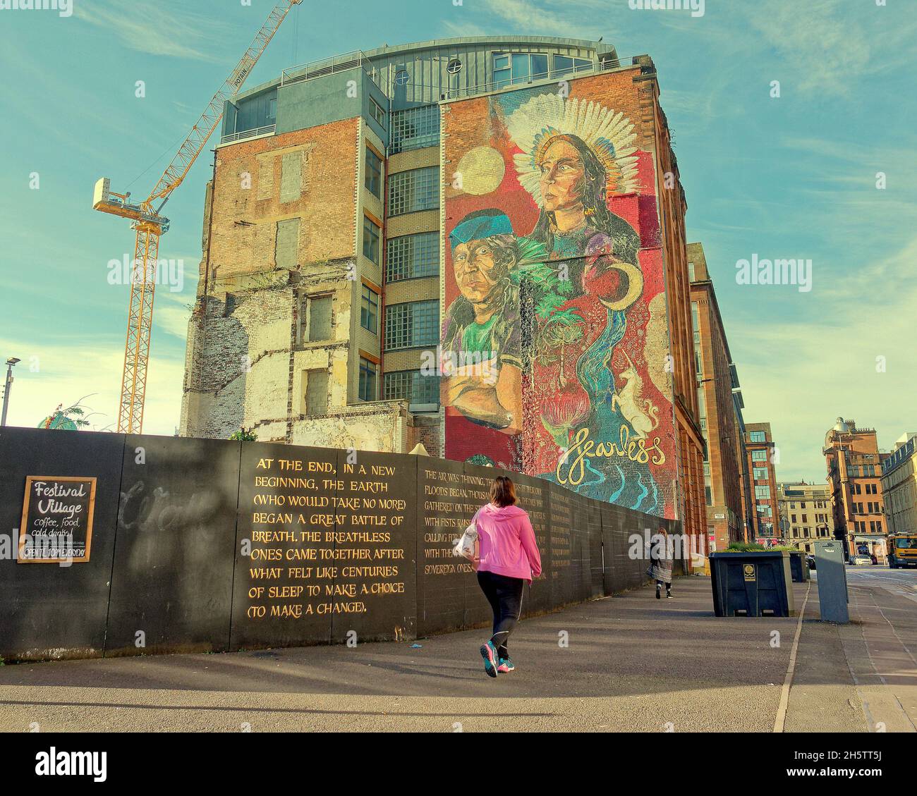 Glasgow, Écosse, Royaume-Uni 11 novembre 2021.Jeudi, une ville plus calme a vu le temps automnal s'enfuser sous l'œil de la police.Une nouvelle fresque pour la cdp 26 dédiée aux peuples autochtones et au climat dans le secteur branché de la ville marchande de candleriggs.Crédit Gerard Ferry/Alay Live News Banque D'Images