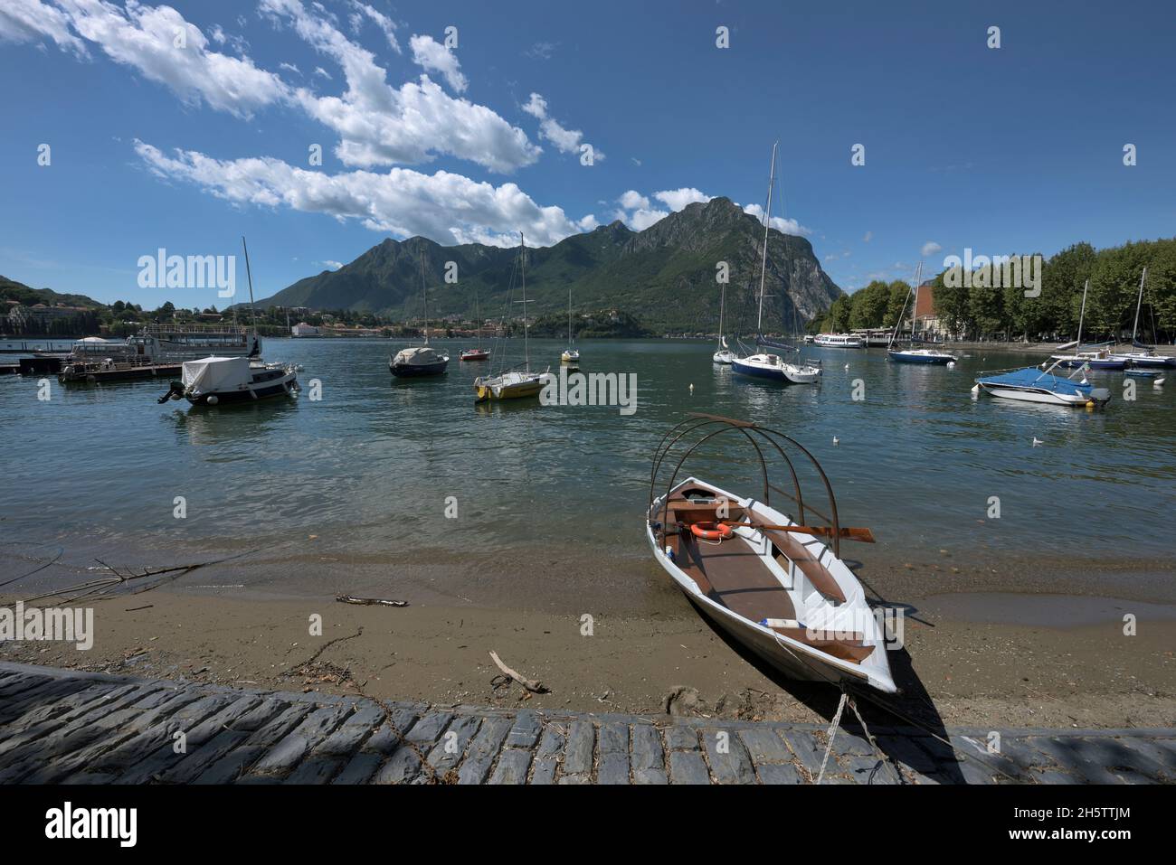 Bateaux sur les rives du lac de Côme, Lecco, Italie Banque D'Images