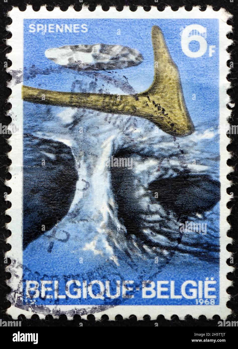 BELGIQUE - VERS 1968 : un timbre imprimé en Belgique présente une grotte et des objets néolithiques, Spiennes, village wallon de la commune de Mons, Belgique, Banque D'Images