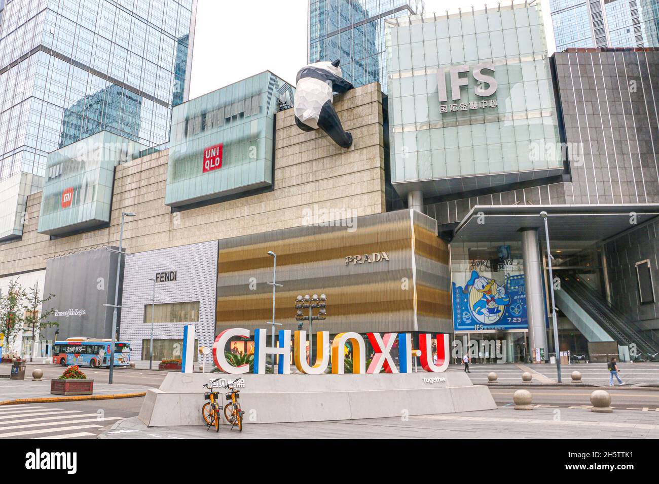 Entrée principale de la place financière internationale de Chengdu (IFS) Shopping Mall and Office Towers, avec panda grimpant au sommet, et panneau Chunxi Road Banque D'Images