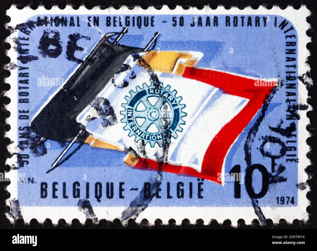 BELGIQUE - VERS 1974 : un timbre imprimé en Belgique montre l'emblème du Rotary, Rotary International de Belgique, vers 1974 Banque D'Images