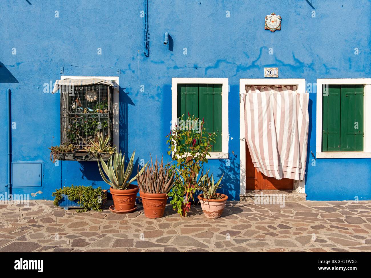 Façade bleue avec pots de fleurs, Burano, Venise, Italie Banque D'Images