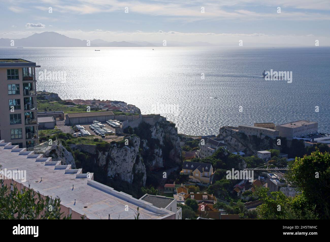 Gibraltar depuis le rocher supérieur : vue vers le sud sur le détroit de Gibraltar en direction du Maroc. Banque D'Images