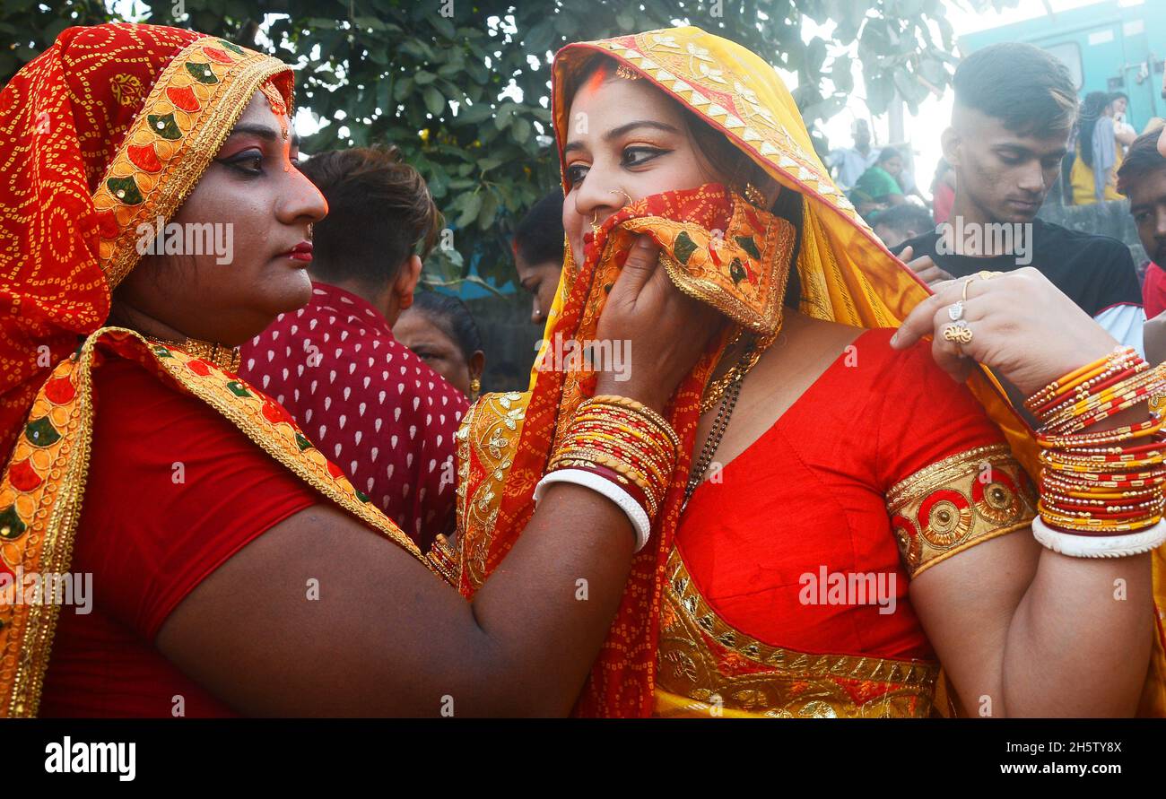 Kolkata, Bengale occidental, Inde.11 novembre 2021.Quatrième jour de Chhath  puja ancien festival hindou dédié à Lord Surya (Dieu du Soleil) et à sa  sœur Chhathi Maiya, est célébré le sixième jour du