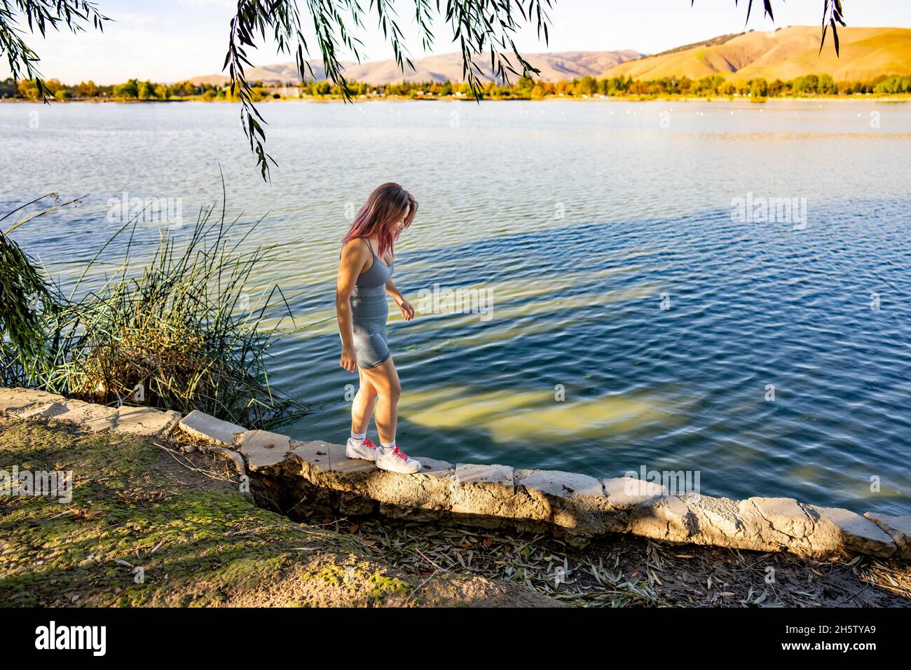 jeune femme asiatique marchant sur un bord de lac Banque D'Images