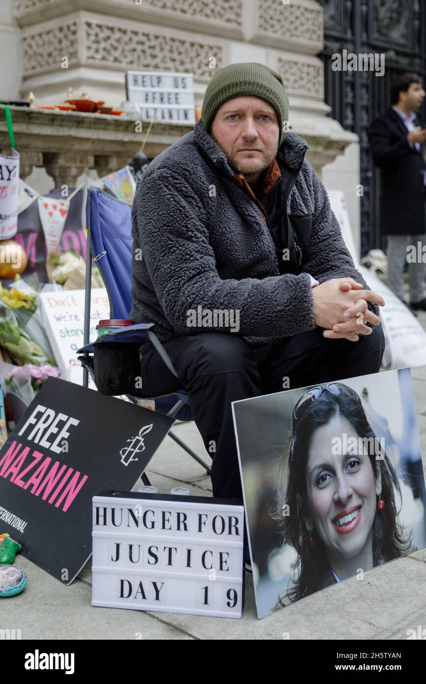 Foreign Office, Westminster, Londres, Royaume-Uni.11 novembre 2021.Richard Ratcliffe photographié à l'extérieur du ministère des Affaires étrangères le jour 19 de sa grève de la faim.Il fait du camping devant le Foreign Office du Royaume-Uni pour protester contre la détention de sa femme et de la mère de son enfant, Nazanin Zaghari-Ratcliffe, qui est détenu en otage en Iran depuis cinq ans et demi.Amanda Rose/Alamy Live News Banque D'Images Foreign Office, Westminster, Londres, Royaume-Uni.11 novembre 2021.Richard Ratcliffe photographié à l'extérieur du ministère des Affaires étrangères le jour 19 de sa grève de la faim.Il fait du camping devant le Foreign Office du Royaume-Uni pour protester contre la détention de sa femme et de la mère de son enfant, Nazanin Zaghari-Ratcliffe, qui est détenu en otage en Iran depuis cinq ans et demi.Amanda Rose/Alamy Live News Banque D'Images