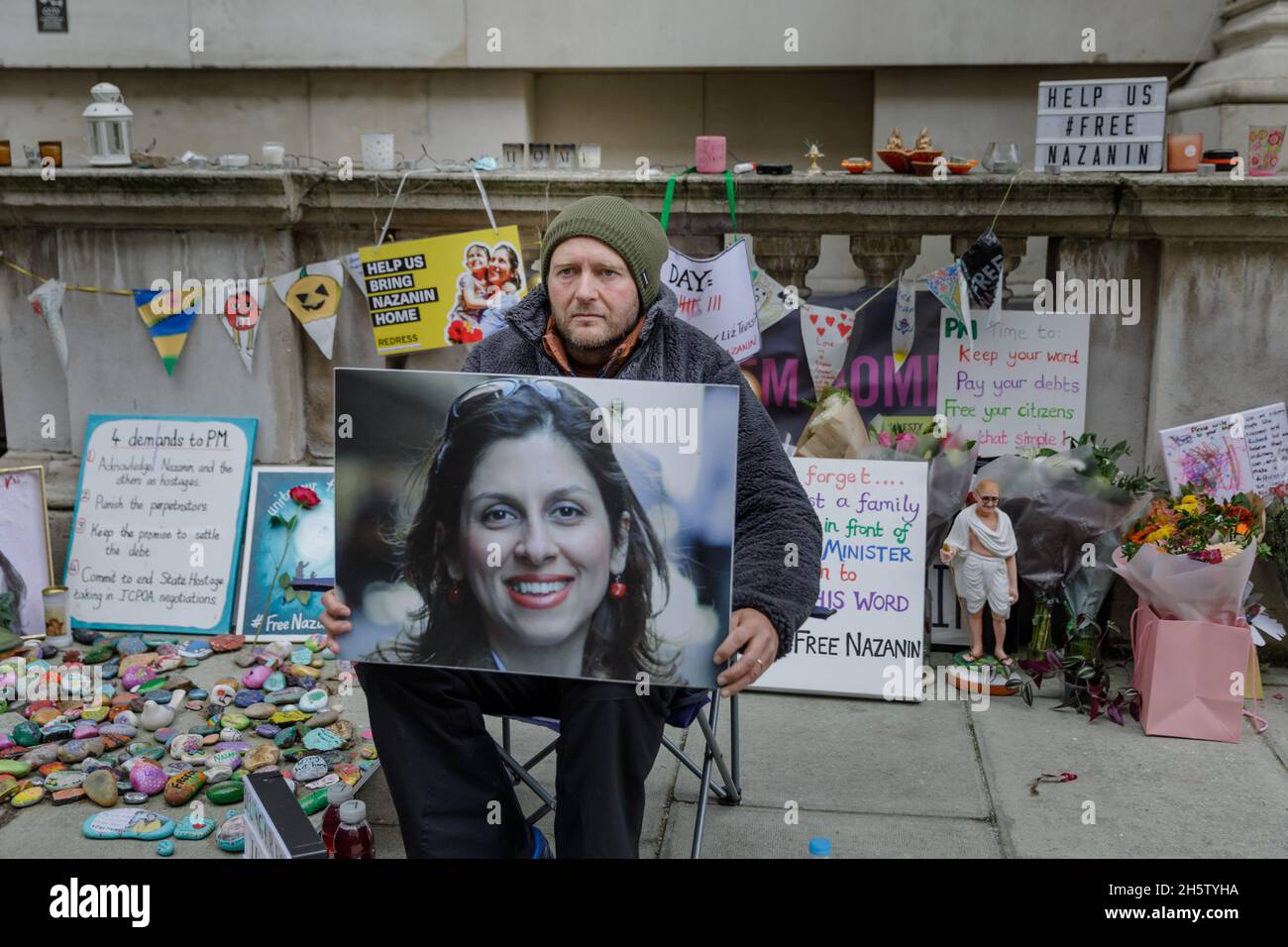 Foreign Office, Westminster, Londres, Royaume-Uni.11 novembre 2021.Richard Ratcliffe photographié à l'extérieur du Foreign Office, tenant une photographie de son épouse, Nazanin, le 19 jour de sa grève de la faim.Il fait du camping devant le Foreign Office du Royaume-Uni pour protester contre la détention de sa femme et de la mère de son enfant, Nazanin Zaghari-Ratcliffe, qui est détenu en otage en Iran depuis cinq ans et demi.Amanda Rose/Alamy Live News Banque D'Images Foreign Office, Westminster, Londres, Royaume-Uni.11 novembre 2021.Richard Ratcliffe photographié à l'extérieur du Foreign Office, tenant une photographie de son épouse, Nazanin, le 19 jour de sa grève de la faim.Il fait du camping devant le Foreign Office du Royaume-Uni pour protester contre la détention de sa femme et de la mère de son enfant, Nazanin Zaghari-Ratcliffe, qui est détenu en otage en Iran depuis cinq ans et demi.Amanda Rose/Alamy Live News Banque D'Images