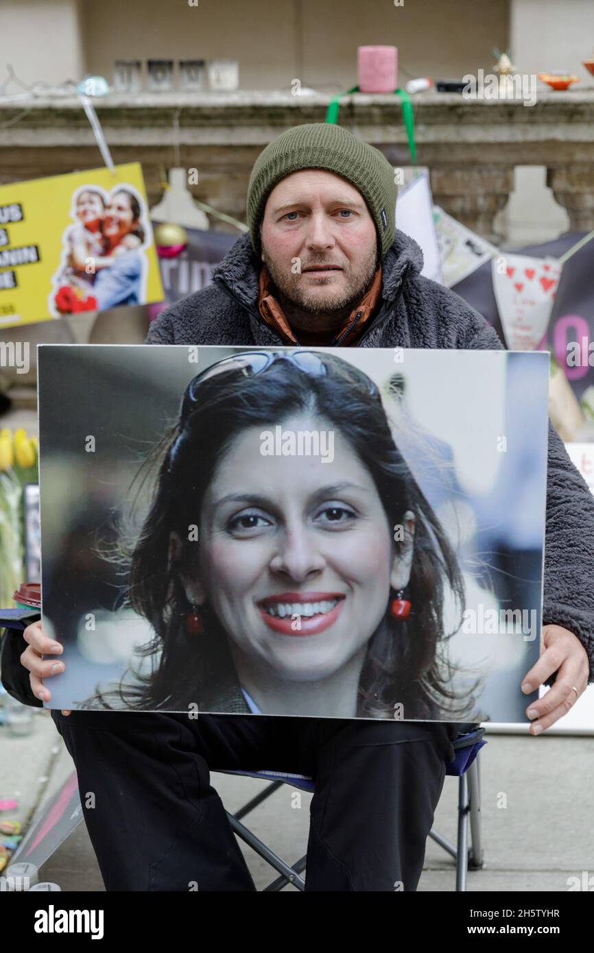 Foreign Office, Westminster, Londres, Royaume-Uni.11 novembre 2021.Richard Ratcliffe photographié à l'extérieur du Foreign Office, tenant une photographie de son épouse, Nazanin, le 19 jour de sa grève de la faim.Il fait du camping devant le Foreign Office du Royaume-Uni pour protester contre la détention de sa femme et de la mère de son enfant, Nazanin Zaghari-Ratcliffe, qui est détenu en otage en Iran depuis cinq ans et demi.Amanda Rose/Alamy Live News Banque D'Images Foreign Office, Westminster, Londres, Royaume-Uni.11 novembre 2021.Richard Ratcliffe photographié à l'extérieur du Foreign Office, tenant une photographie de son épouse, Nazanin, le 19 jour de sa grève de la faim.Il fait du camping devant le Foreign Office du Royaume-Uni pour protester contre la détention de sa femme et de la mère de son enfant, Nazanin Zaghari-Ratcliffe, qui est détenu en otage en Iran depuis cinq ans et demi.Amanda Rose/Alamy Live News Banque D'Images